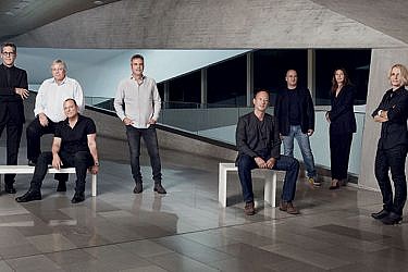 נבחרת האדריכלים על רקע מוזיאון תל אביב | צילום: Jan Lehner