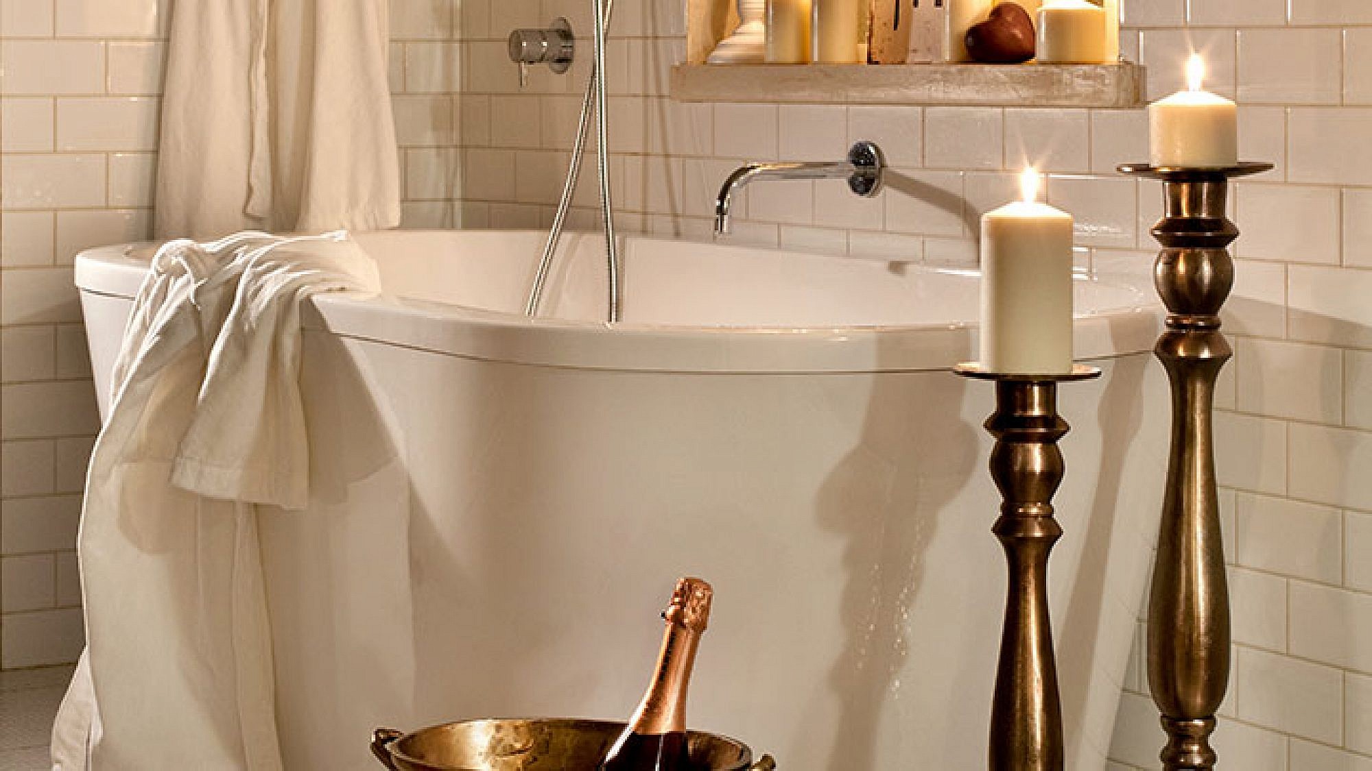 אמבטיה בניחוח רומנטי | צילום: בועז לביא