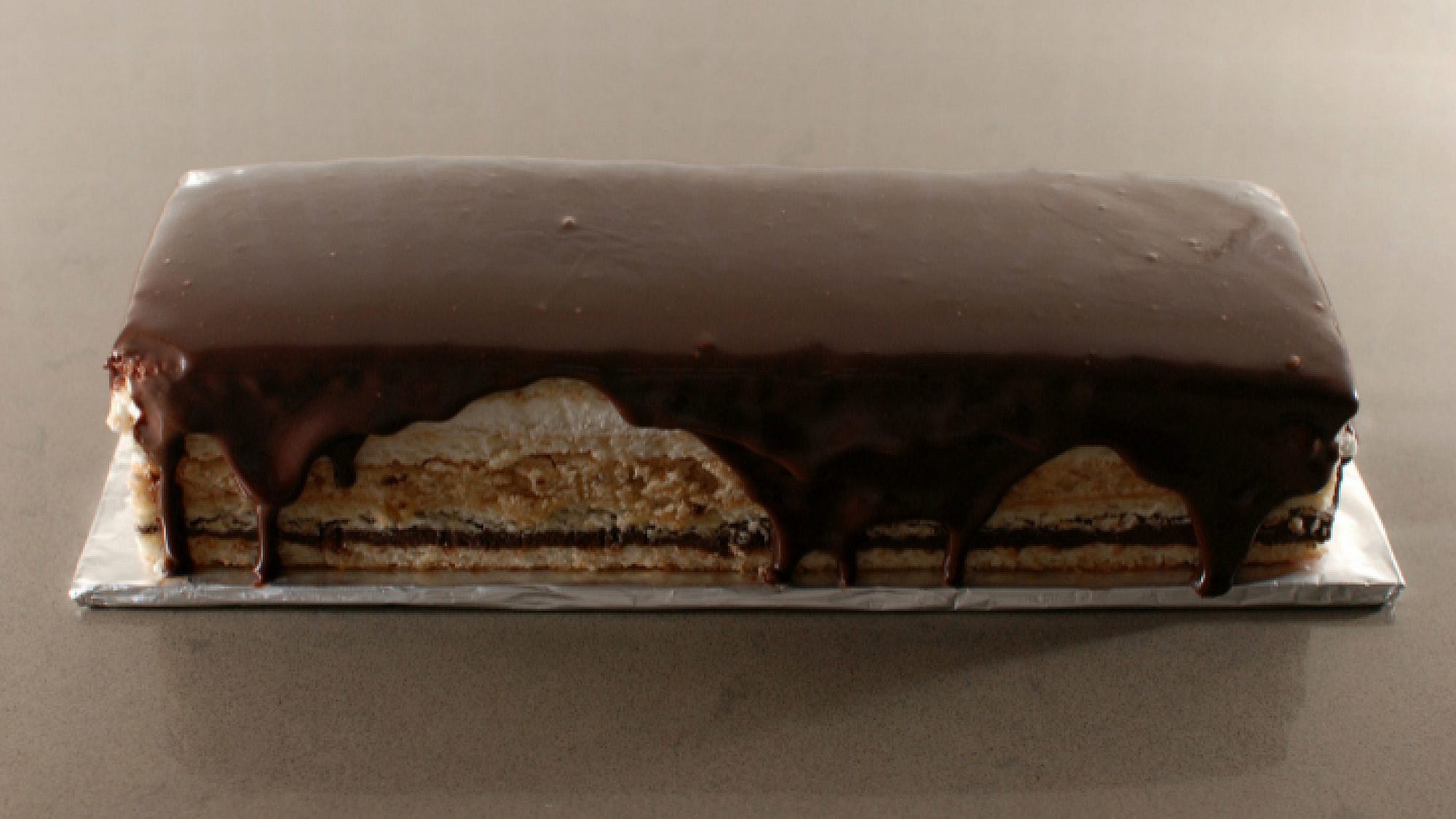 עוגת מרז'ולן - עוגת שכבות על בסיס מרנג אגוזים במילוי וניל, שוקולד וקרמל - אגוזים | צילום: בלוג פצפוצים
