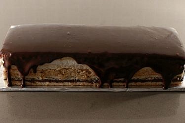 עוגת מרז'ולן - עוגת שכבות על בסיס מרנג אגוזים במילוי וניל, שוקולד וקרמל - אגוזים | צילום: בלוג פצפוצים