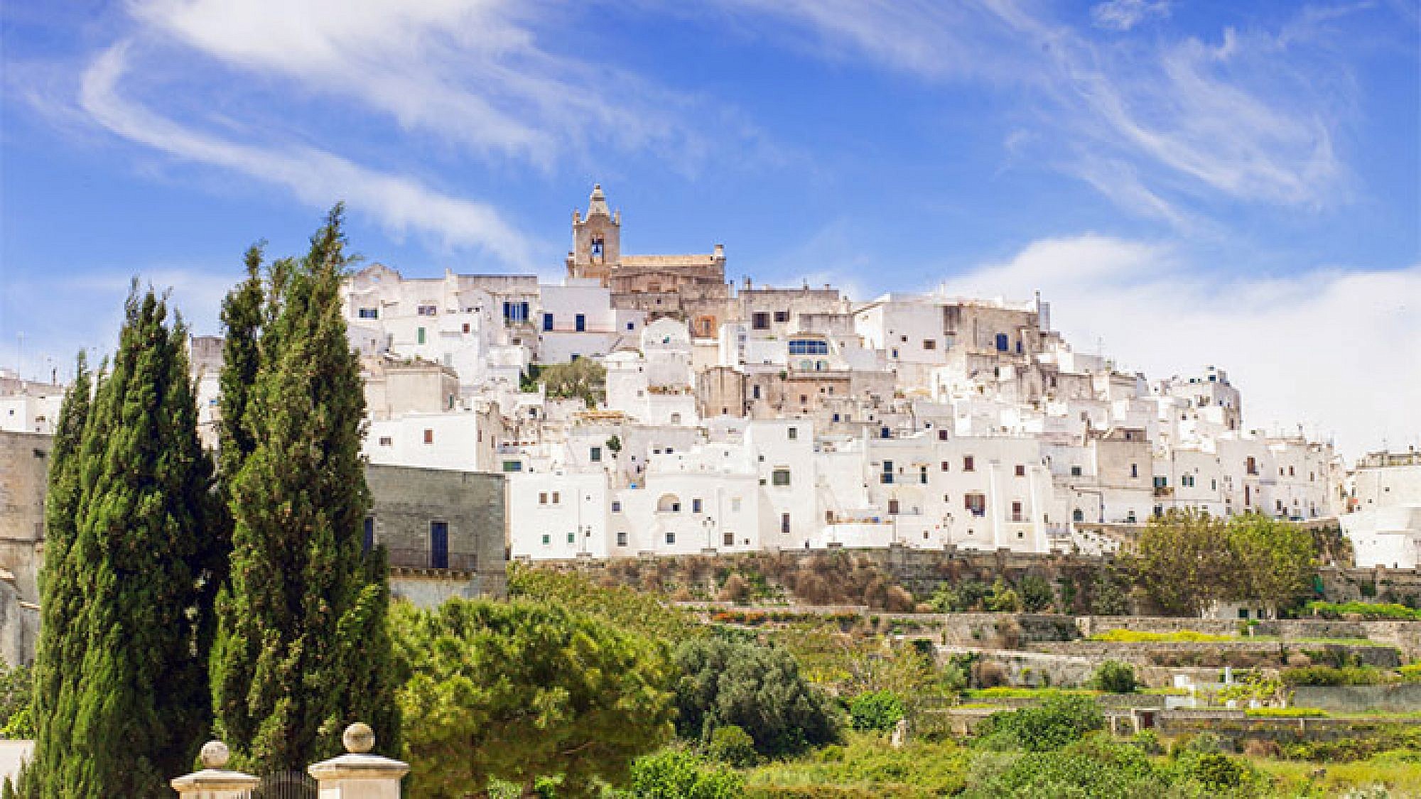 אוסטוני, עיר קטנה על צלע הר. צילום: shutterstock