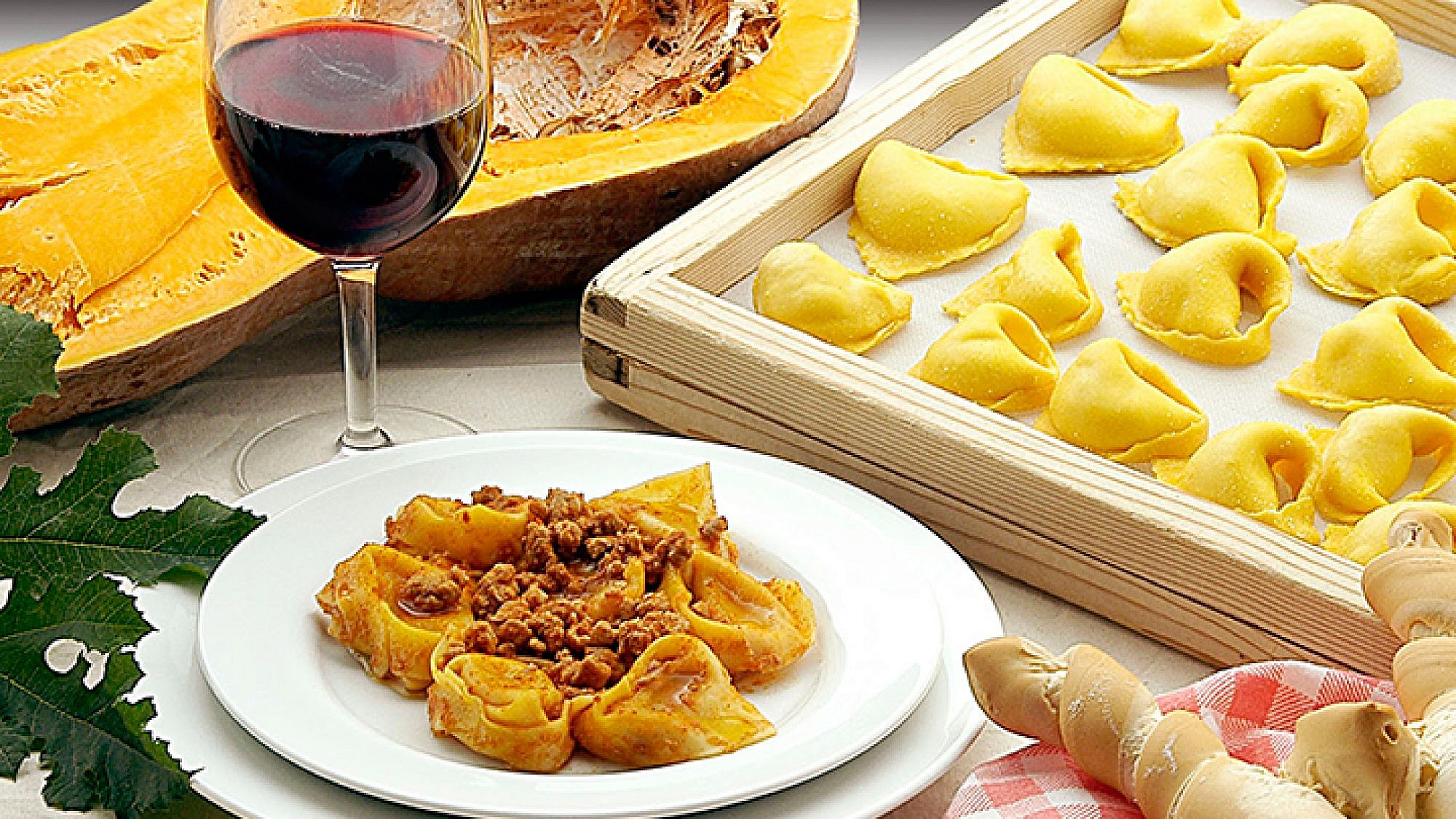 שפע גסטרונומי אינסופי. מנות טיפוסיות בבולוניה | צילום: לשכת התיירות של אמיליה רומנה שפע גסטרונומי אינסופי. מנות טיפוסיות בבולוניה | צילום: לשכת התיירות של אמיליה רומנה