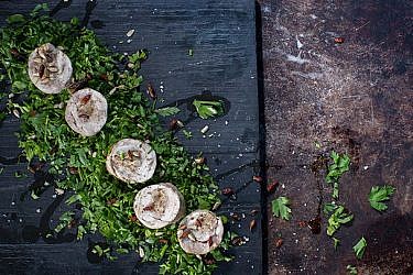 רול עוף במילוי אגוזים על סלט פטרוזיליה וזרעי חמנייה | צילום: אנטולי מיכאלו
