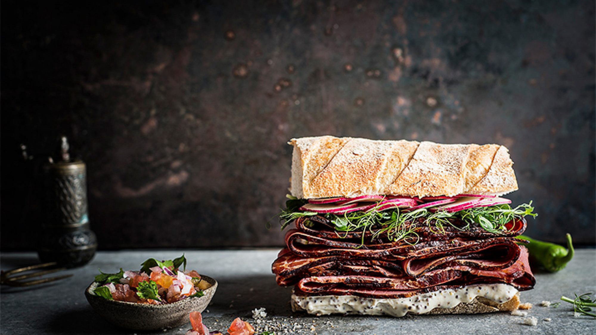 קורנביף חזה בקר ואיולי חרדל | צילום: בן יוסטר