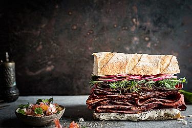 קורנביף חזה בקר ואיולי חרדל | צילום: בן יוסטר