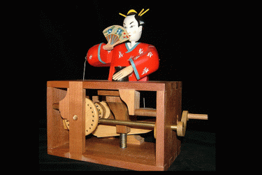 ממוצגי התערוכה: צעצוע מכני של גיישה מנופפת במניפה, המסתובב בלחיצת כפתור | צילום: ליאוניד פדרול