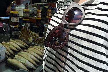 משקפי שמש עם מסגרת עץ | צילום: עינת שחק