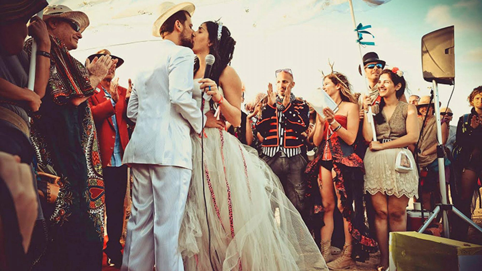 חתונה חברתית בפסטיבל מידברן 2015 | צילום: אילנית תורג'מן