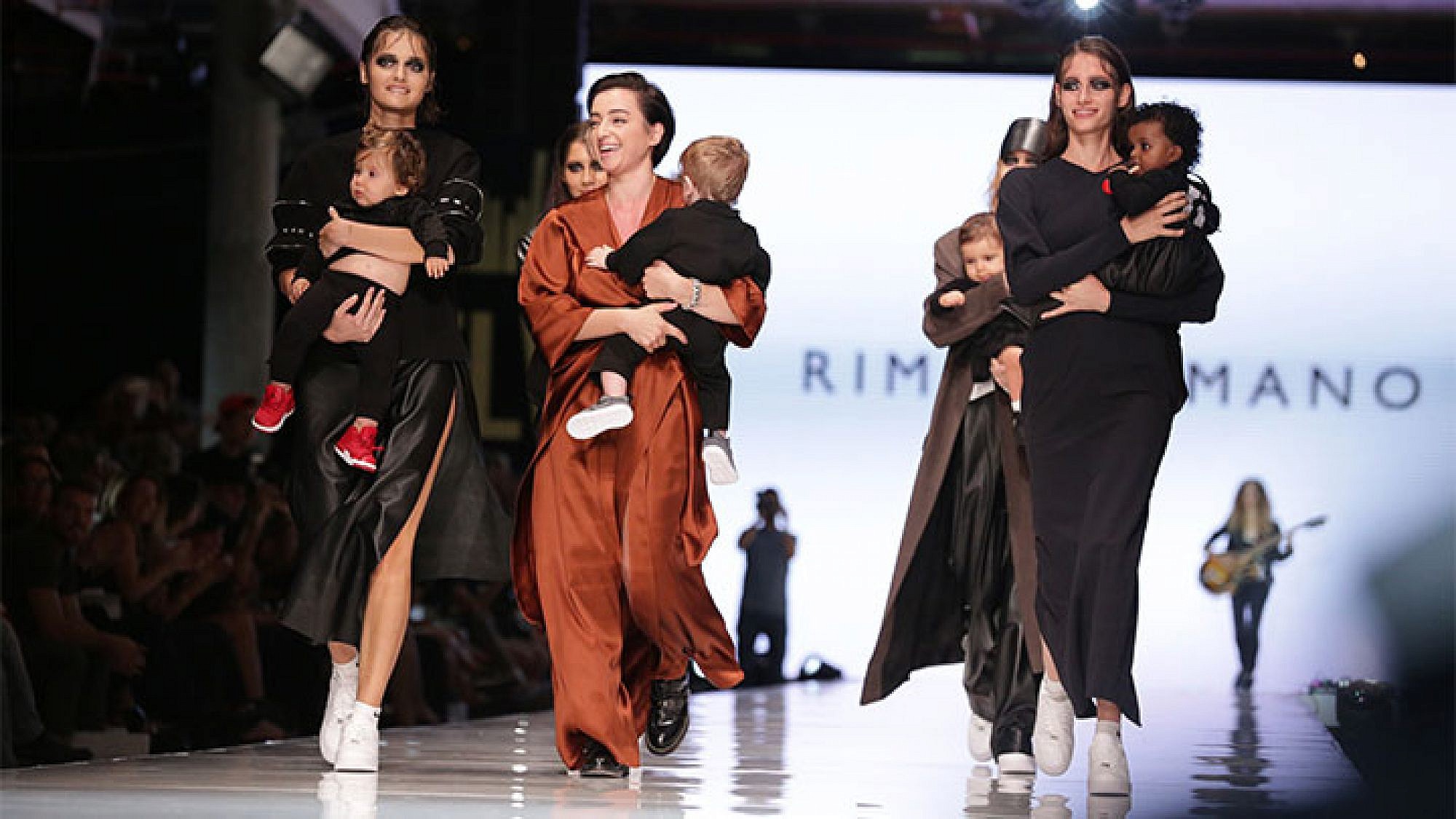 מתוך תצוגת האופנה של רימה רומנו, שבוע האופנה גינדי תל אביב 2015 | צילום: שיר חסין