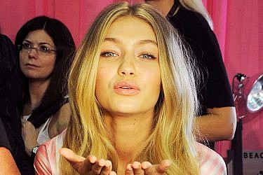 ג'יג'י חדיד עם שפתיים לא סדוקות בתצוגת האופנה של ויקטוריה סיקרטס | צילום: GettyImages