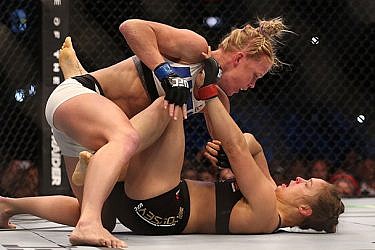 רונדה ראוזי (למטה) מובסת על ידי הולי הולם (למעלה) בקרב UFC האחרון | צילום: GettyImages