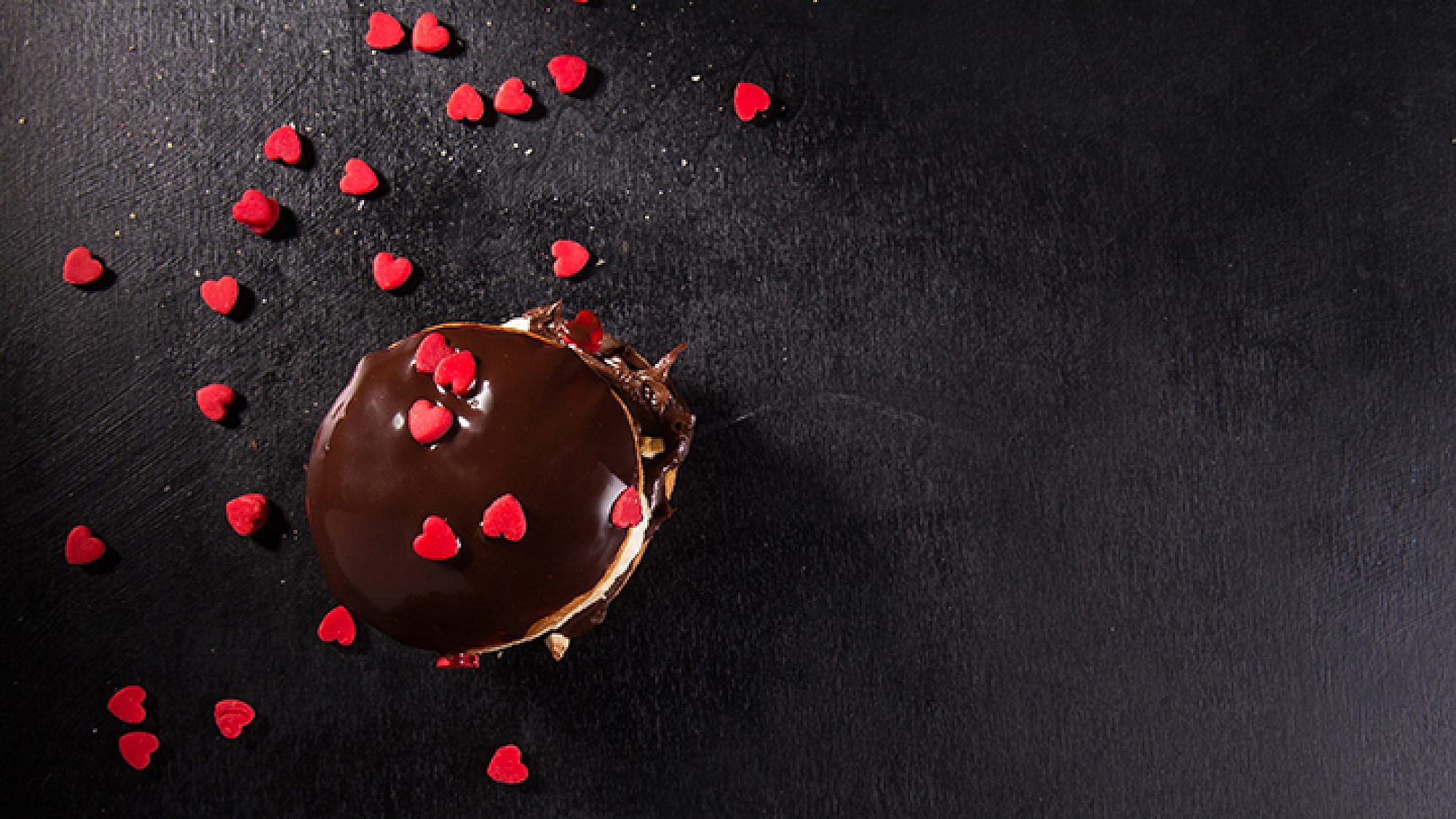 סופגניית בריוש במילוי גנאש שוקולד ופירות טריים | צילום: שרית גופן | סטיילינג: ענת לבל