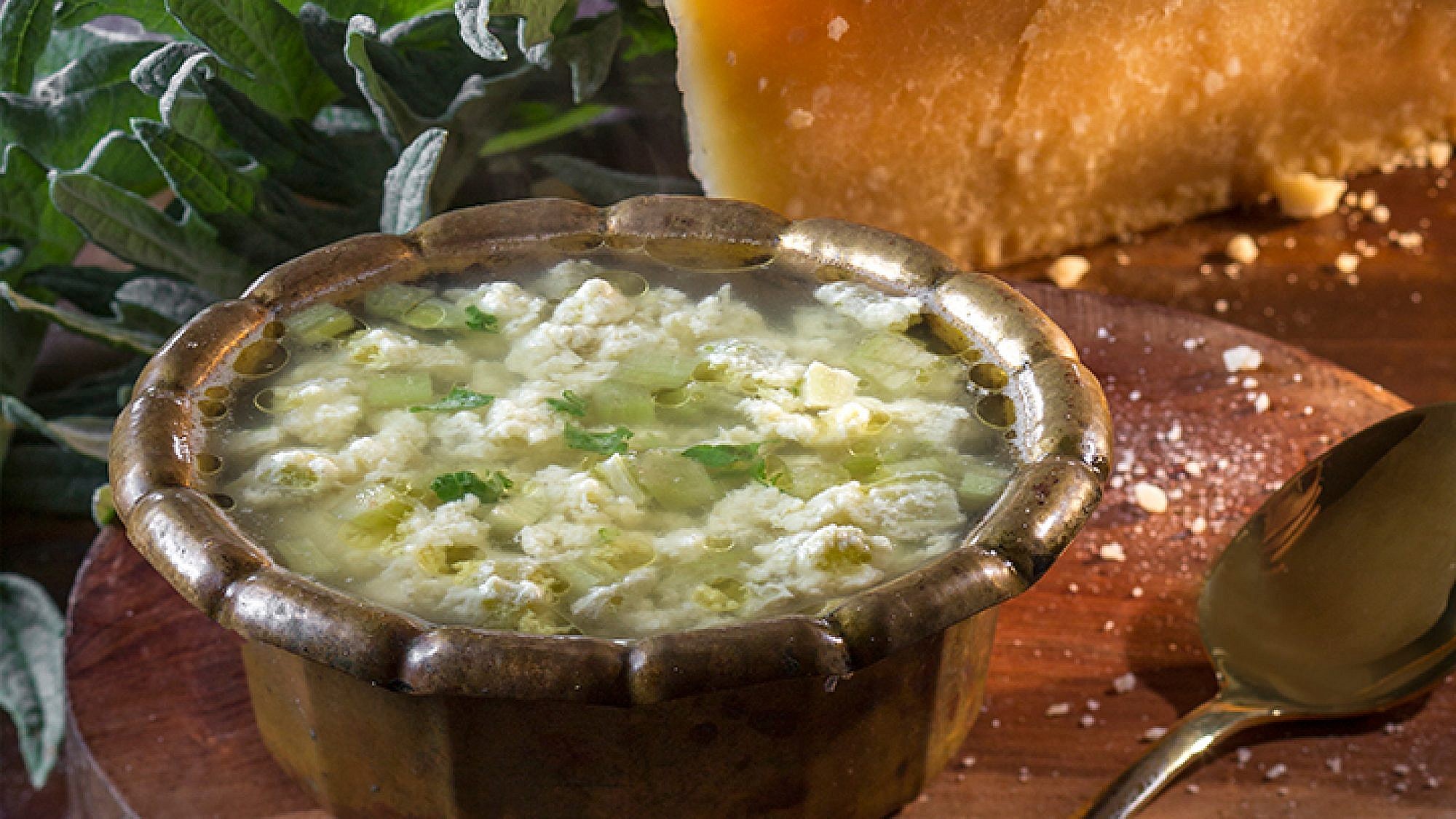 מרק נטיפי ביצים עם חרשוף | צילום: אנטולי מיכאלו | סטיילינג: קרן ברק