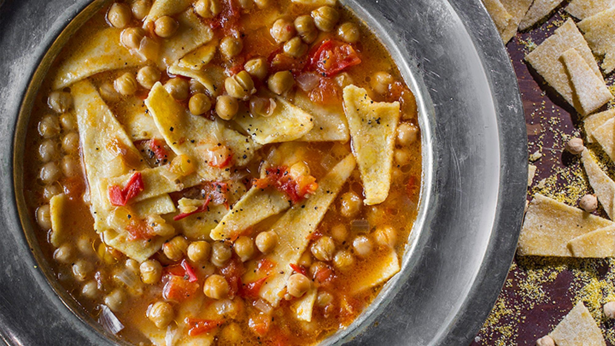 מרק חומוס ועגבניות עם פסטה מלטליאטה | צילום: אנטולי מיכאלו | סטיילינג: קרן ברק