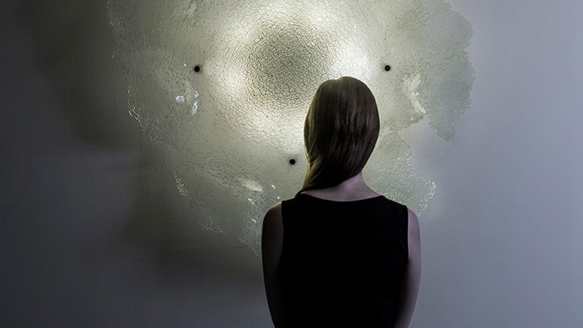 גוף תאורה "איו" בעיצוב אירה רוז'בסקי מתוך הסדרה "moons of Jupiter lightning collection" שהוצג ביריד "עיצוב טרי" | צילום: יח"צ