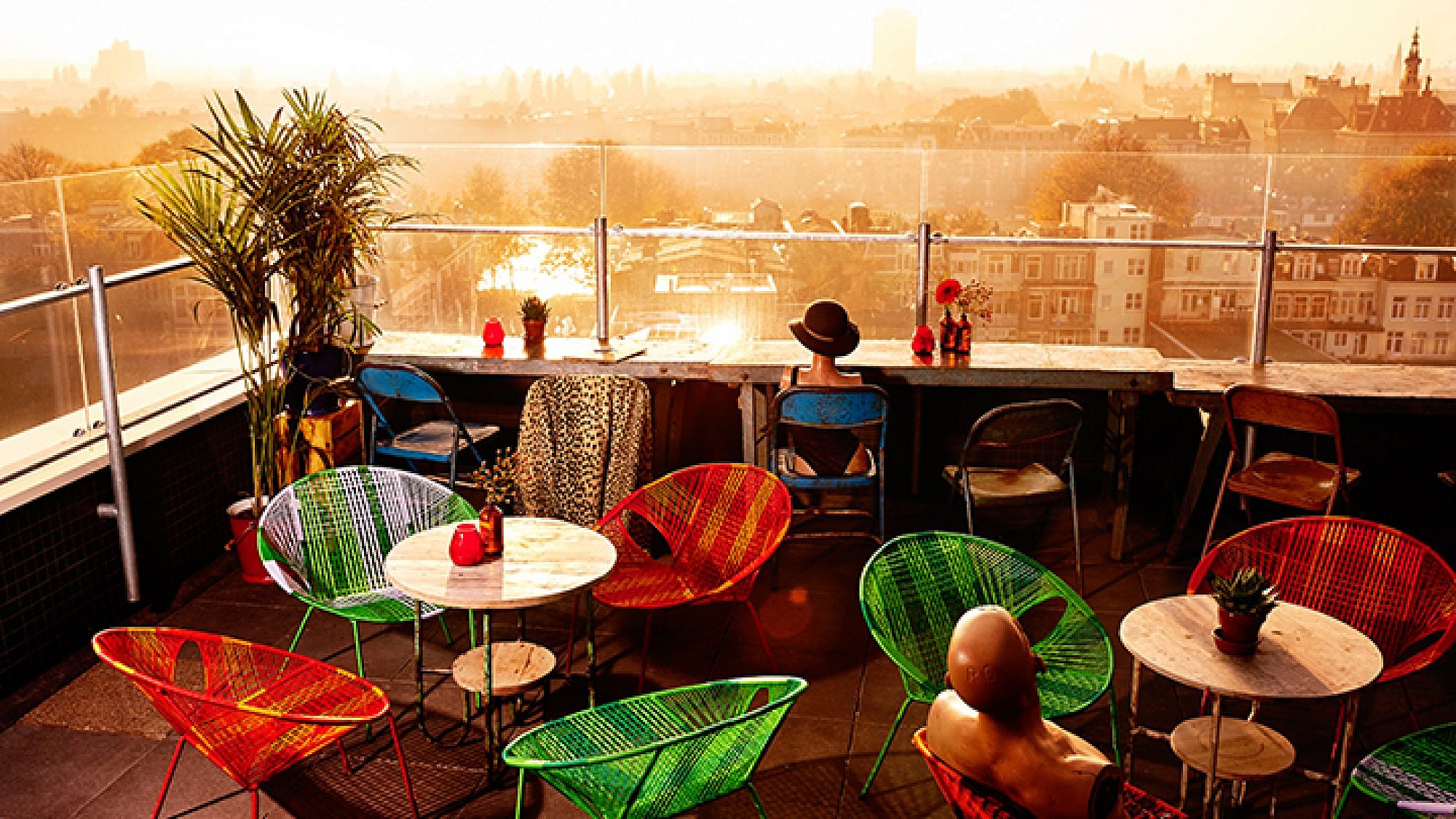 המרפסת של מסעדת קנווס. מתאימה לישיבה בימי הקיץ | צילום: Mark Groenveld