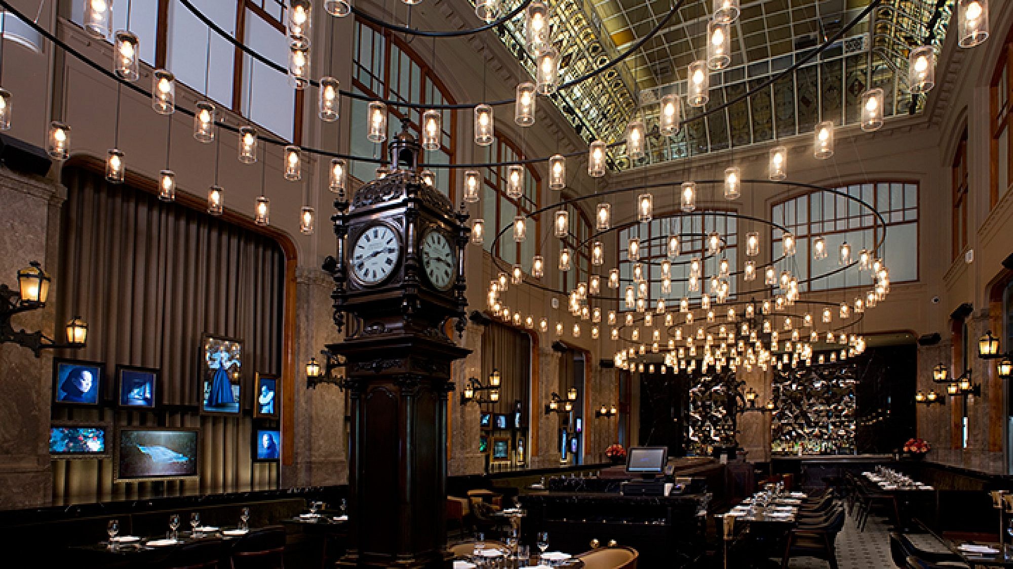 מסעדת הדוכסית במלון W במתחדש באמסטרדם בעיצוב ברנוביץ-קרוננברג אדריכלים | צילום: סיון אסקיו