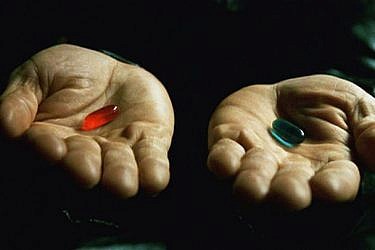 הגלולה הכחולה או האדומה? | צילום מתוך הסרט "מטריקס"