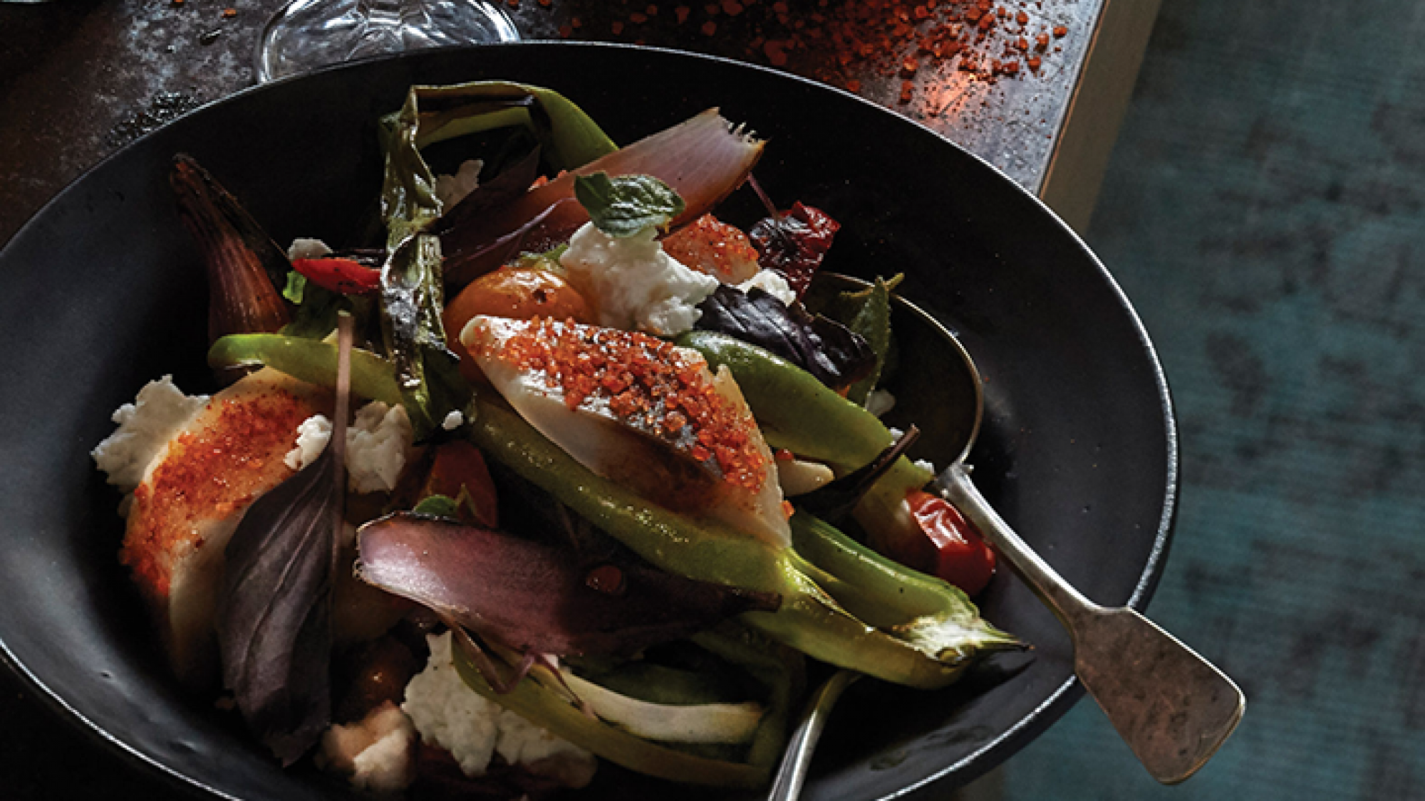 סלט לקרדה מוקפץ עם ירקות צרובים וגבינה בולגרית | צילום: אנטולי מיכאלו | סטיילינג: אינה גוטמן