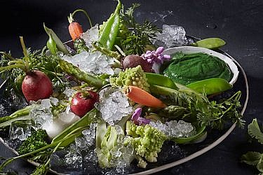 פלטת ירקות על קרח עם קרח עירית | צילום: אנטולי מיכאלו | סטיילינג: אינה גוטמן