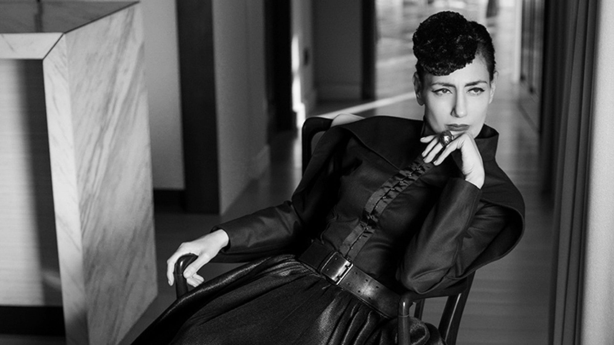 רונית אלקבץ מתוך "שנסון לשמלה השחורה", מחווה לזמרת אידית פיאף | צילום: מיטל ווינברג