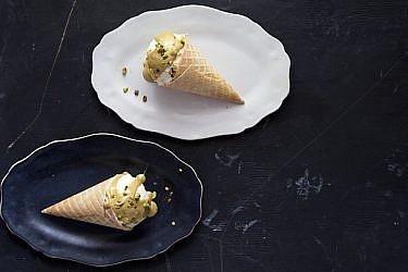 גלידת שוקולד לבן וגנאש פיסטוק | צילום: סטודיו דן לב