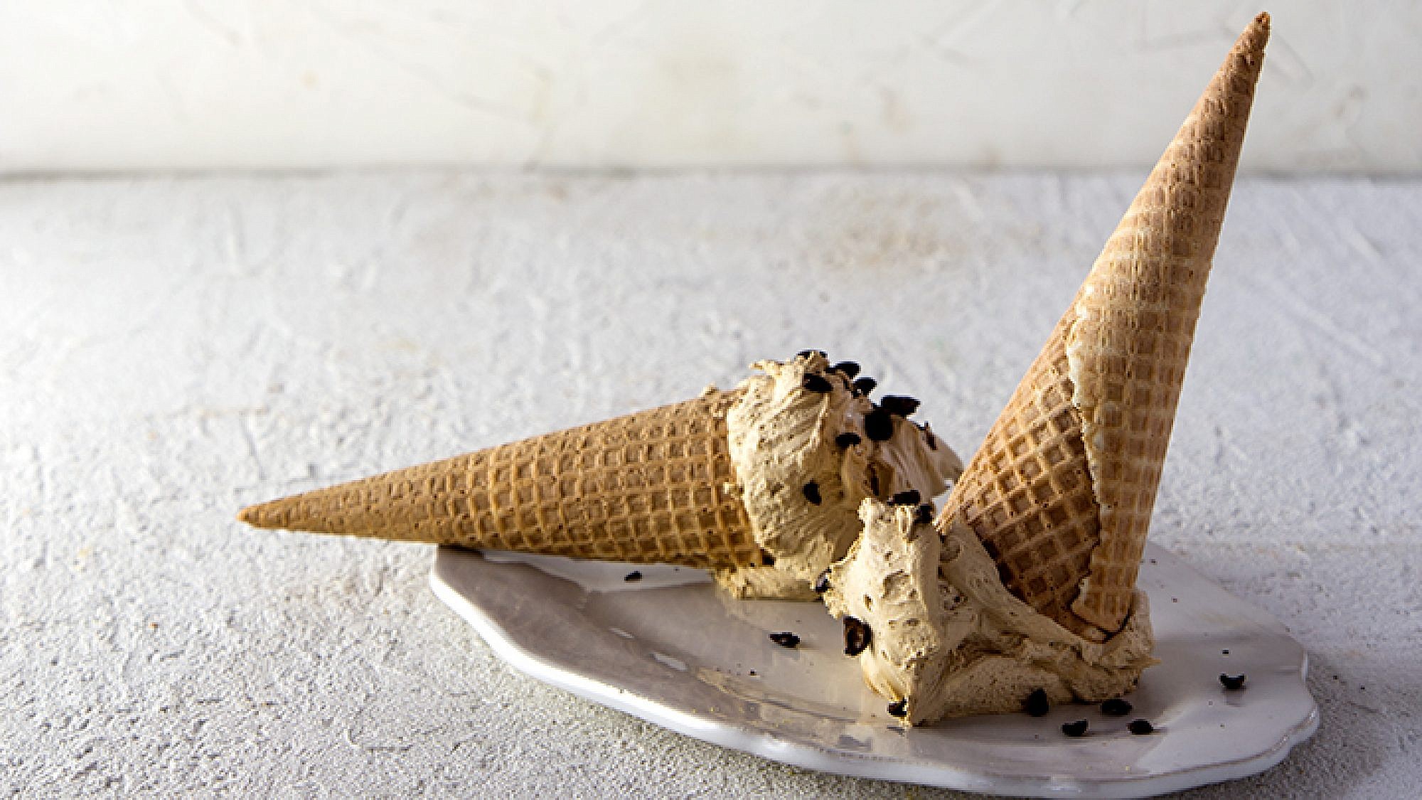 גלידת קפה ושברי שוקולד מריר | צילום: סטודיו דן לב