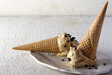 גלידת קפה ושברי שוקולד מריר | צילום: סטודיו דן לב