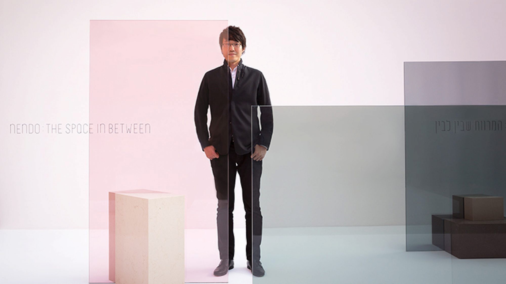 אוקי סאטו שהוכתר כאחד מחמשת המעצבים המשפיעים בעולם, על רקע עבודה שעשה לחברת גלאס איטליה, המוצגת בימים אלה בתערוכה "המרווח שבין לבין" במוזיאון העיצוב חולון | צילום: Takumi Ota