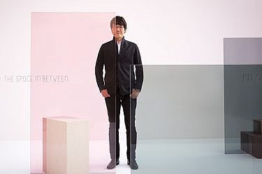 אוקי סאטו שהוכתר כאחד מחמשת המעצבים המשפיעים בעולם, על רקע עבודה שעשה לחברת גלאס איטליה, המוצגת בימים אלה בתערוכה "המרווח שבין לבין" במוזיאון העיצוב חולון | צילום: Takumi Ota