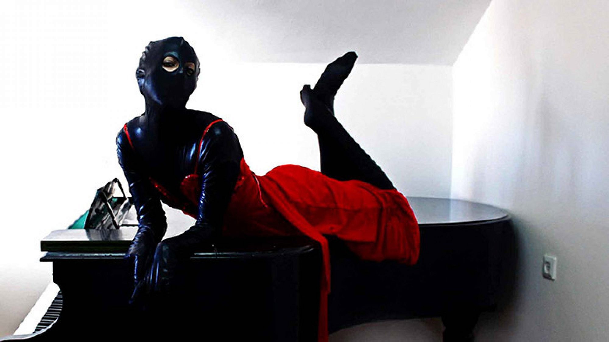 נועה קרמר בתור השחורה, צילום מתוך עמוד הפייסבוק "השחורה"