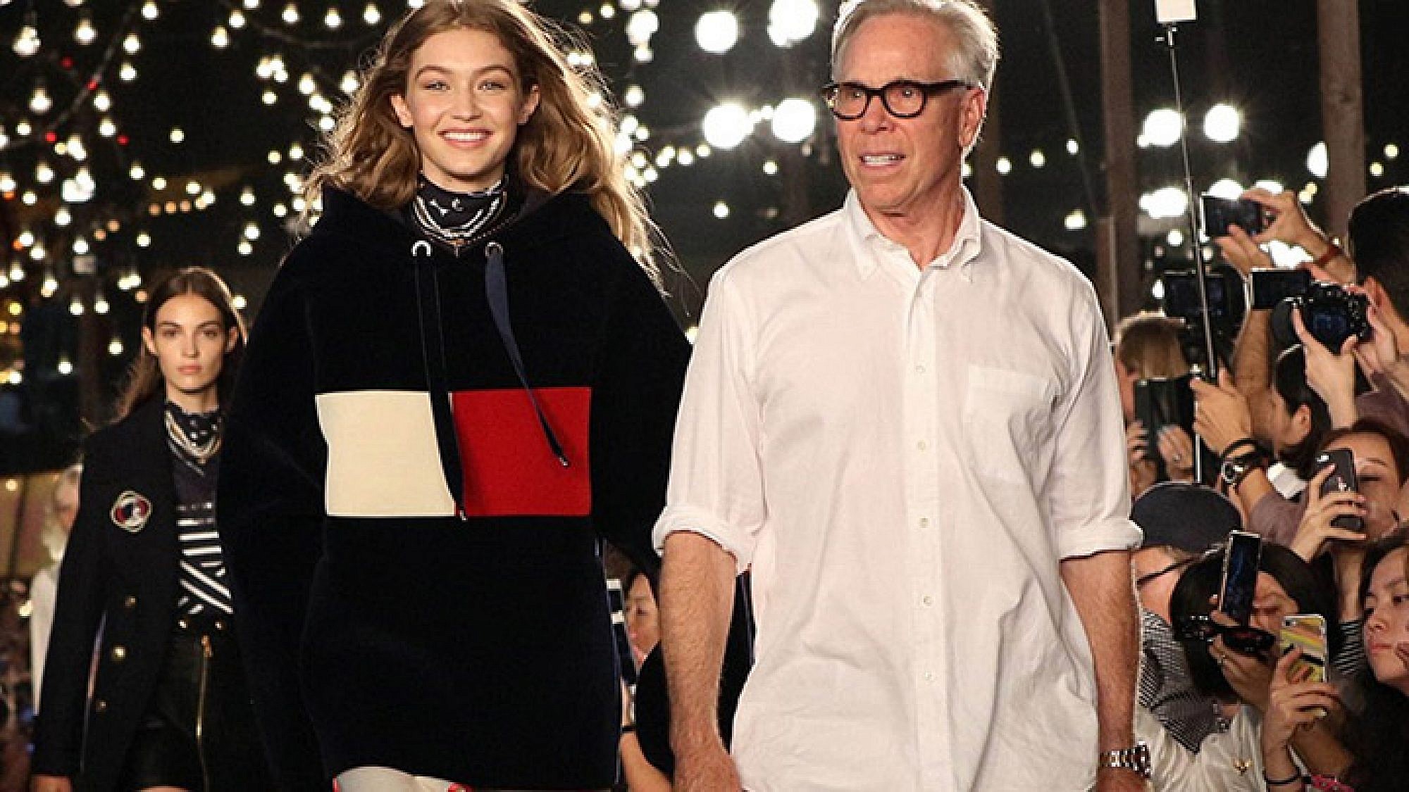 טומי הילפיגר עם ג'יג'י חדיד בסיום תצוגת האופנה בשבוע האופנה בניו יורק | צילום: יח"צ