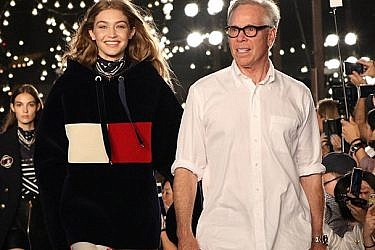 טומי הילפיגר עם ג'יג'י חדיד בסיום תצוגת האופנה בשבוע האופנה בניו יורק | צילום: יח"צ