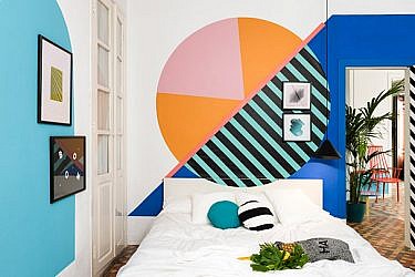 חדר שכמעט לא פוסח על שום טרנד, בראשו הטרנד הגיאומטרי. על הקירות נצבעו צורות גיאומטריות שונות וגדולות, בצבעוניות מגוונת. הרצפה נותרה בעיצובה המקורי והמסורתי | צילום: Luis Beltran