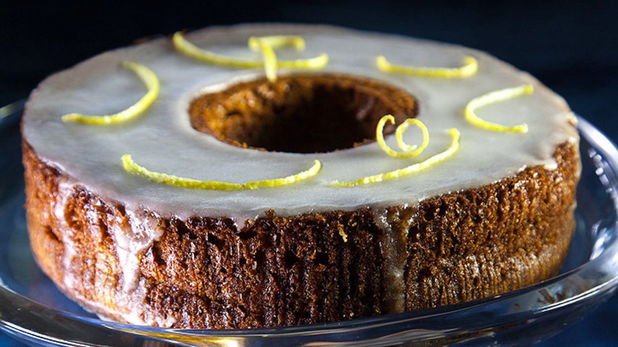 עוגת דבש אוורירית לראש השנה מקמח לחם מלא 100% | צילום: מנחם גרייבסקי