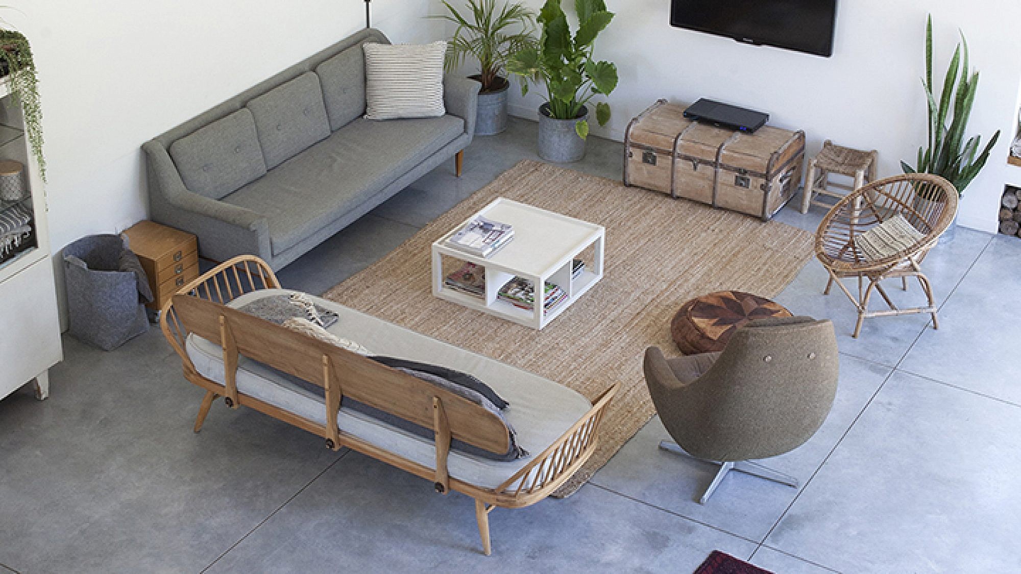 הסלון מדגים היטב את "האני מאמין" של בעלי הבית. הוא מורכב מאלמנטים של ליקוט והתאמה בסגנון שמאפיין את האתר והבלוג של הביתה | צילום: הגר דופלט