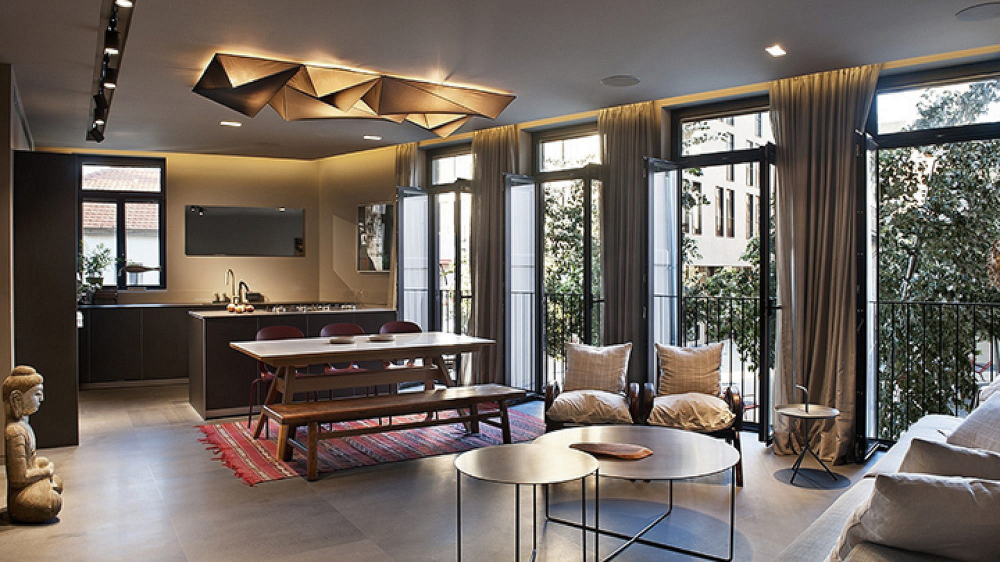 שילוב של גופי תאורה פונקציונליים ואווירתיים בסלון | אדריכלות ועיצוב פנים: ערן בינדרמן, צילום: עודד סמדר