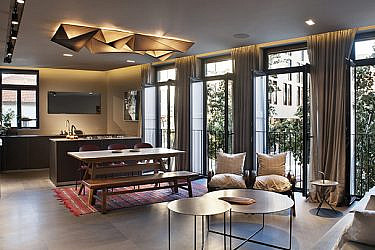 שילוב של גופי תאורה פונקציונליים ואווירתיים בסלון | אדריכלות ועיצוב פנים: ערן בינדרמן, צילום: עודד סמדר