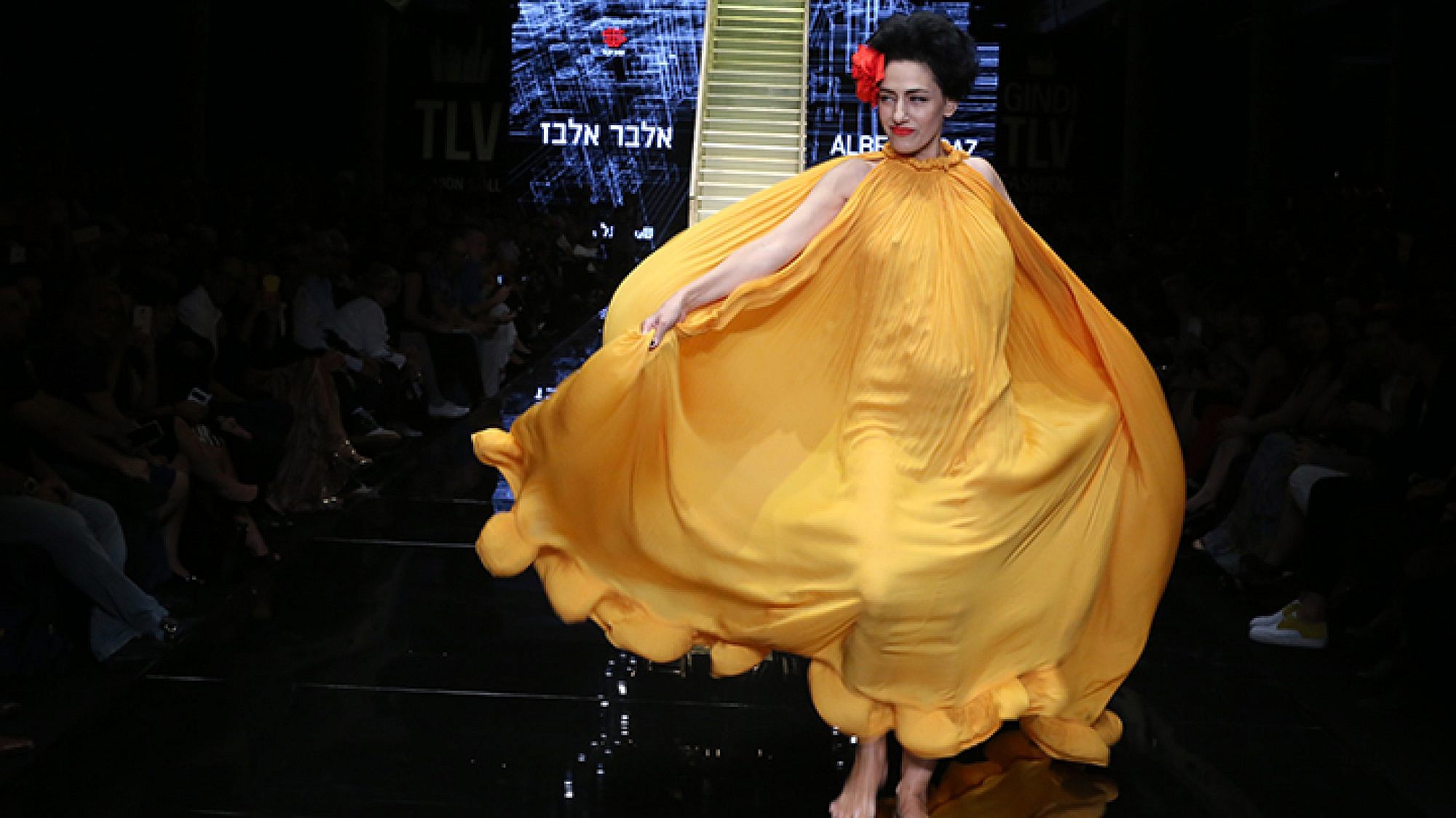 רונית אלקבץ ז"ל צועדת על מסלול שבוע האופנה גינדי תל אביב 2016 | צילום: אבי ולדמן