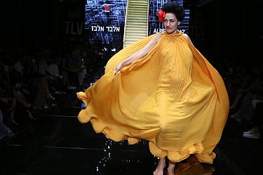 רונית אלקבץ ז"ל צועדת על מסלול שבוע האופנה גינדי תל אביב 2016 | צילום: אבי ולדמן
