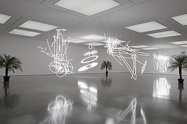 "Neon Forms" (after Noh) | אמן: Cerith Wyn Evans | שנת 2015, נורות ניאון לבנות. מתוך תערוכת היחיד בגלריה White Cube, לונדון
