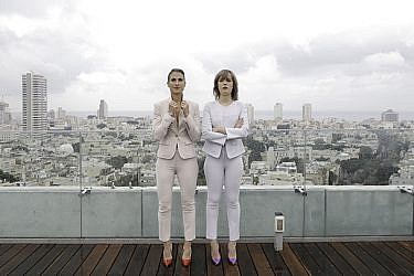 חליפות מארק קיין, תכשיטים פדני, נעליים אלדו | צלם: אסף רביבו | סטיילינג: רגב וגבע חזן | איפור ושיער: בר ברק