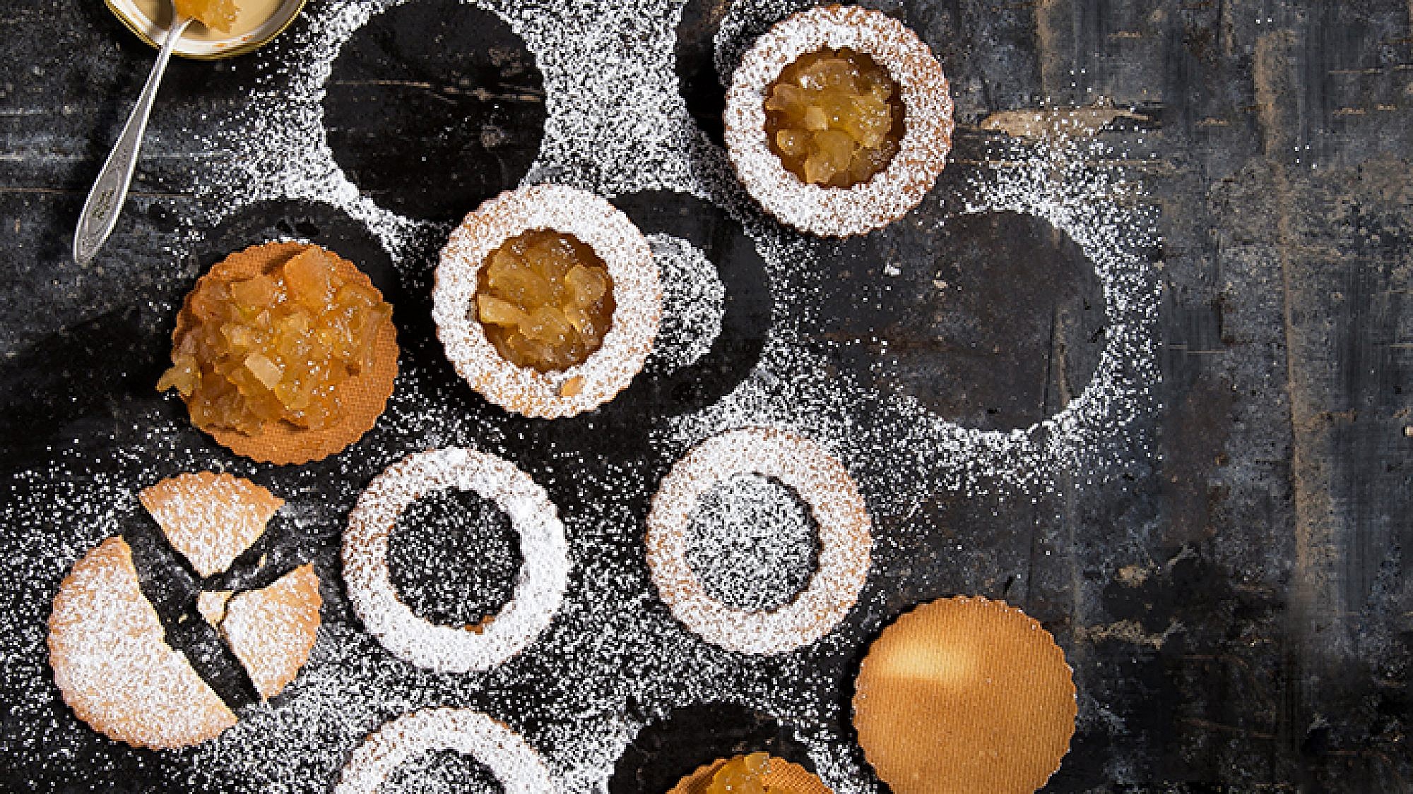 עוגיות בצק פריך עם ריבת תפוחים מבושמת בקינמון ואניס | צילום: שרית גופן