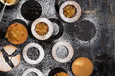 עוגיות בצק פריך עם ריבת תפוחים מבושמת בקינמון ואניס | צילום: שרית גופן