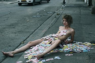 האמנית סשה קורבטוב מכוסה בכרטיסי ביקור של זנות  | צילום: וננה בוריאן