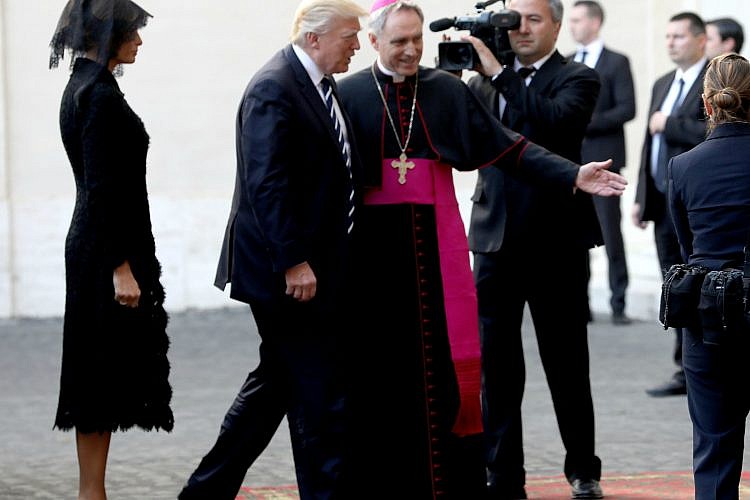 מלניה ודונלד מבקרים את האפיפיור באיטליה, הפעם עם כיסוי ראש | צילום: Franco Origlia/ GettyImages