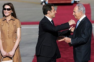 שמעון פרס, ניקולה סרקוזי וקרלה ברוני | צילום: David Furst / AFP