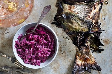 דג פרידה עטוף בעלי כרוב עם תבשיל של כרוב סגול ביין רוזה | צילום: בועז לביא | סטיילינג: תמי סגל