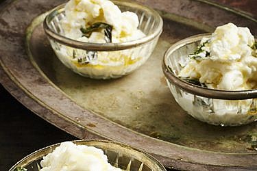 גלידת יוגורט ודבש עם נענע ושמן זית | צילום וסטיילינג: בן יוסטר | בישול ומתכונים: הדיי עפאים