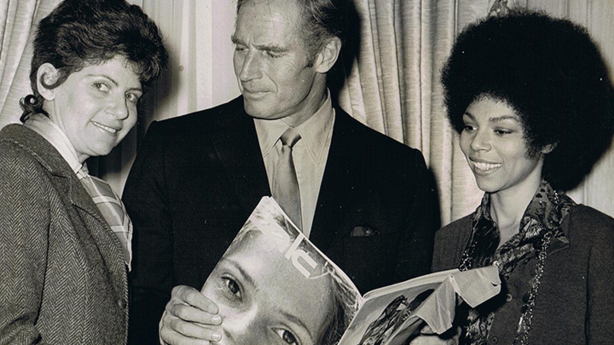 רות סירקיס (משמאל) עם השחקן צ'רלטון הסטון ובידו גיליון "את", הוליווד 1970